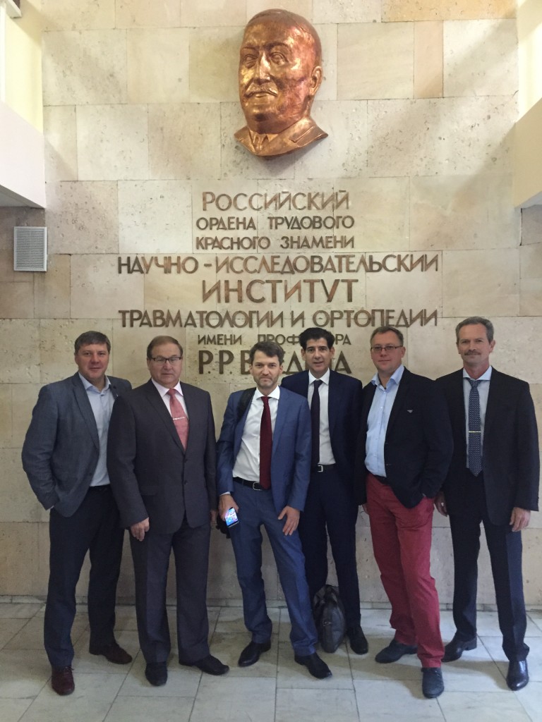 El Dr. Del Piñal, (tercero por la derecha) posa con el Dr. Igor Golubev (cuarto) y parte de los especialistas rusos participantes en el encuentro.
