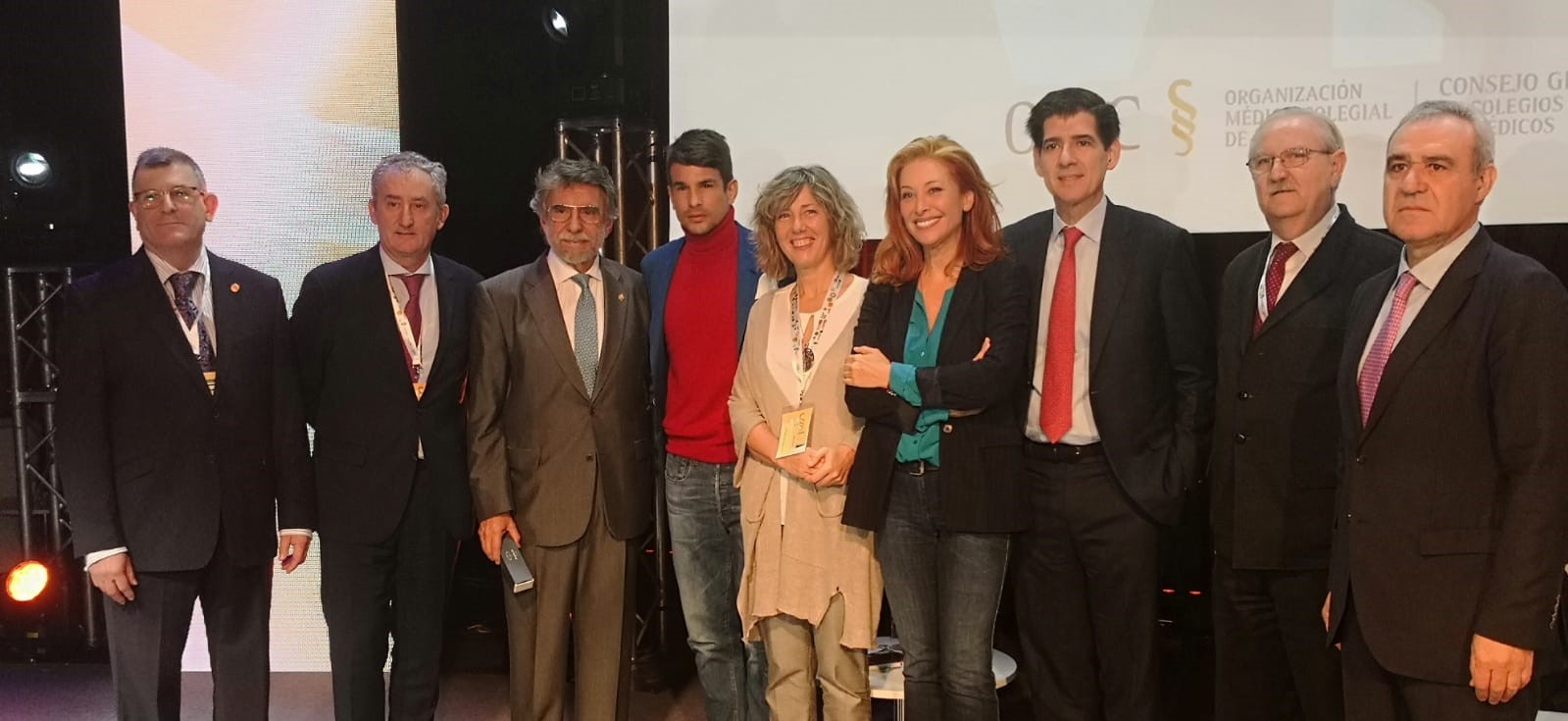 Participants in the round table 'Doctors and patients: a relationship of trust': Dr. Antonio Escribano (third from the left) with José María Manzanares and the journalist Teresa Viejo with Dr Piñal on his right