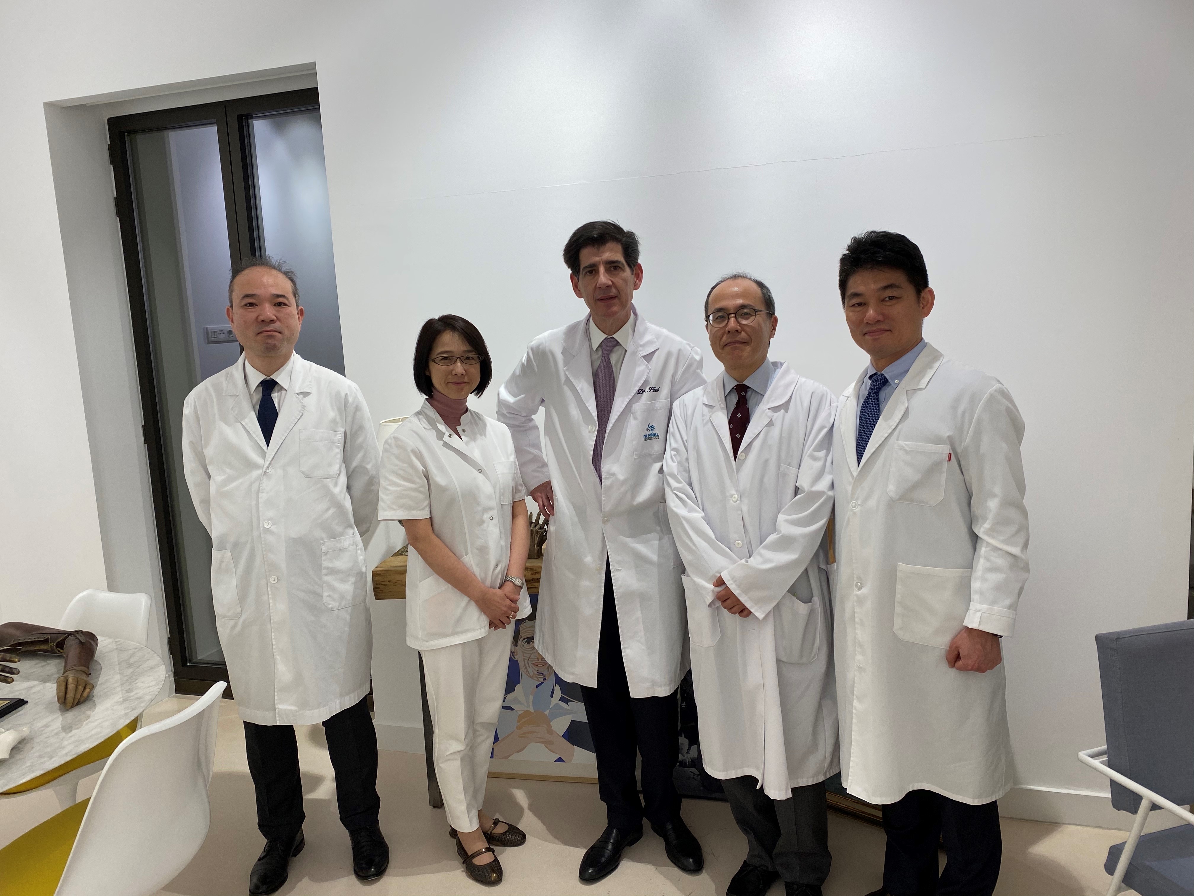 El Dr. Piñal con los cirujanos Matsumoto, Ishiko, Yamawaki e Ikeguchi 